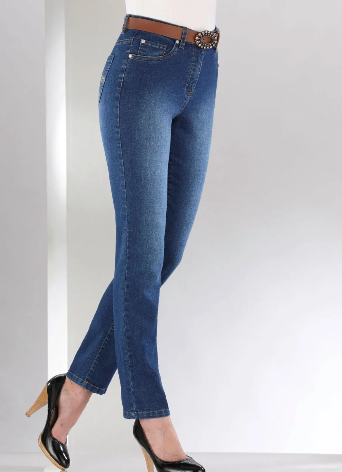 Jeans mit schönen Stickereien und funkelnden Strassteinen