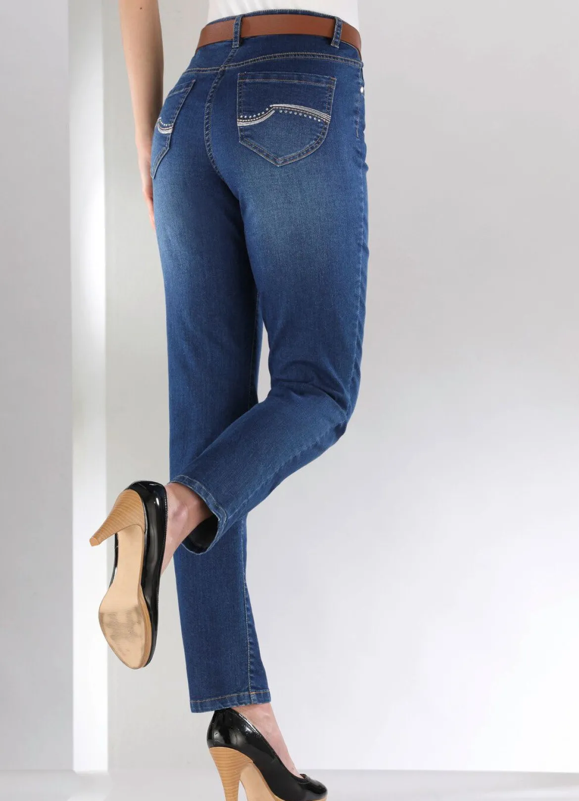 Jeans mit schönen Stickereien und funkelnden Strassteinen