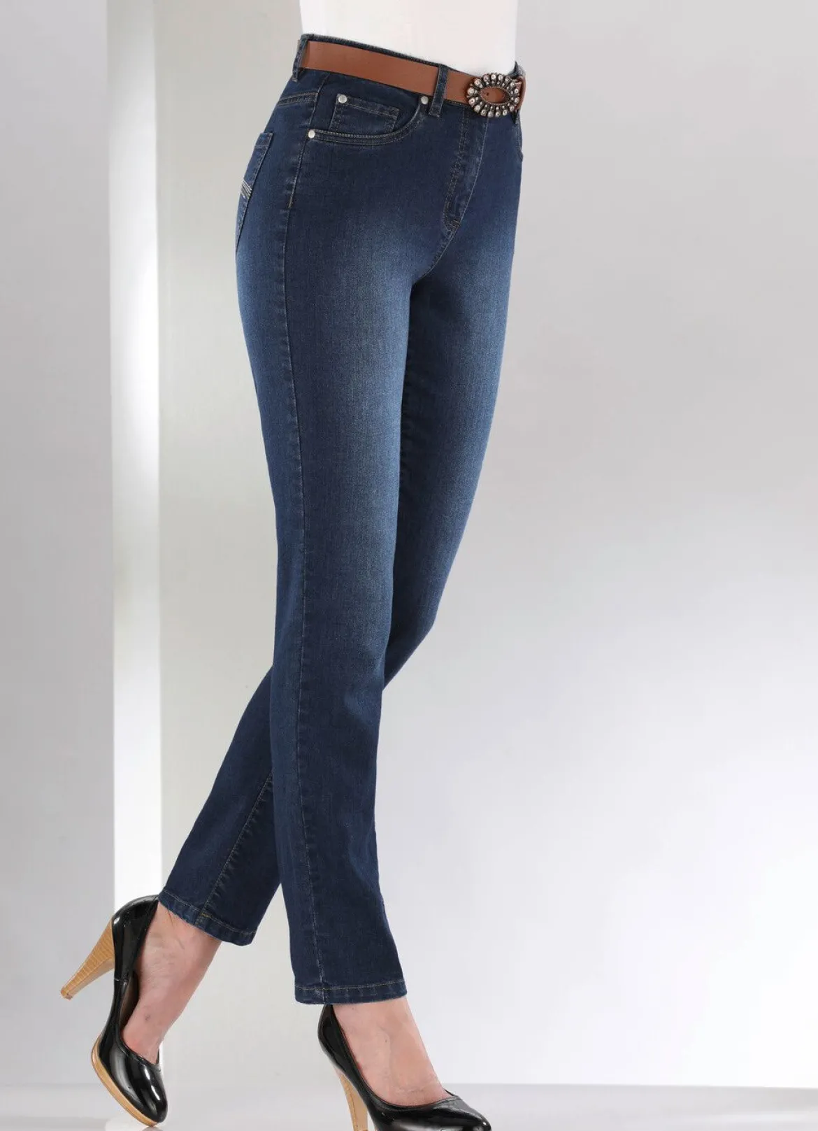 Jeans mit schönen Stickereien und funkelnden Strassteinen