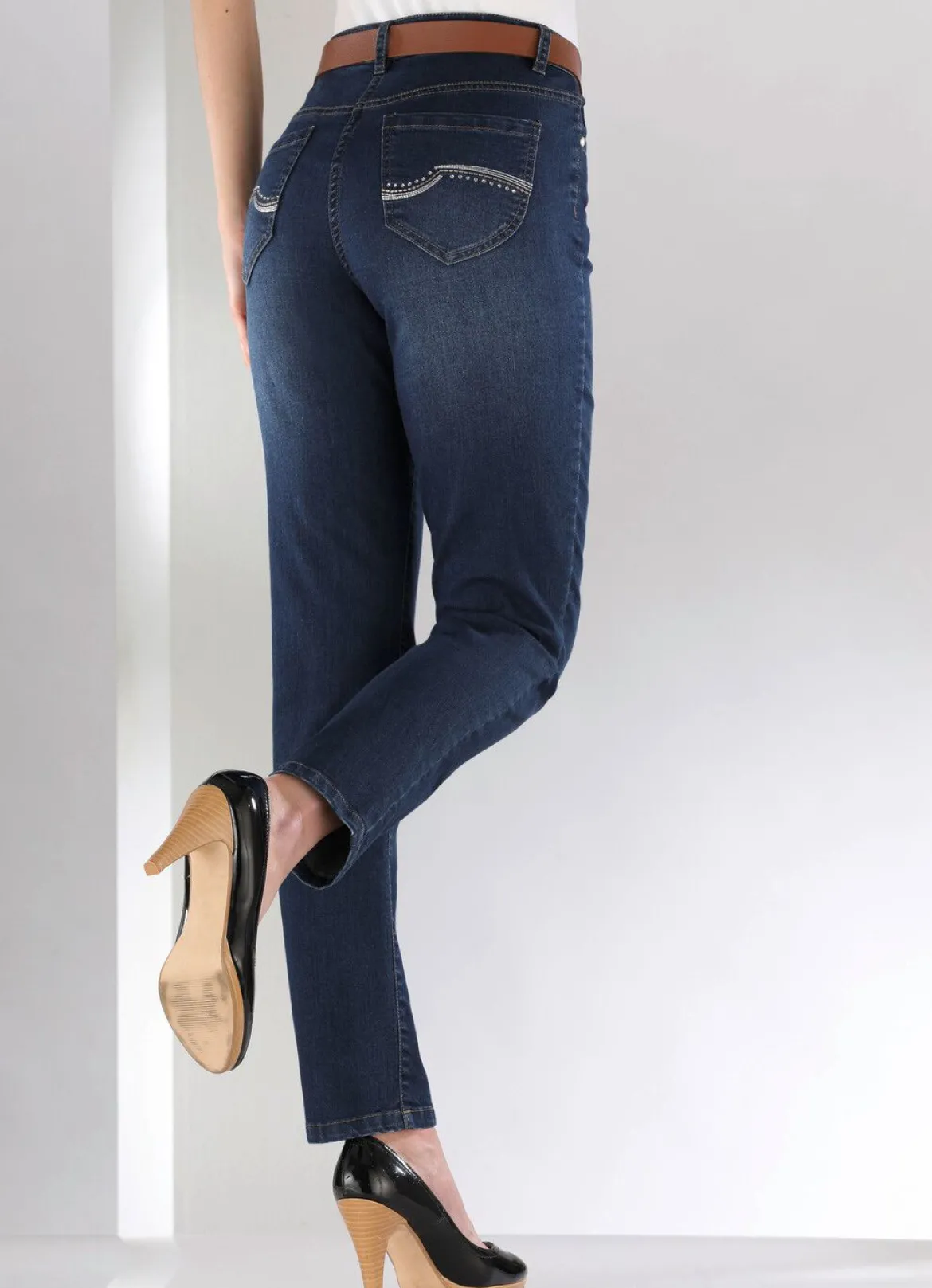 Jeans mit schönen Stickereien und funkelnden Strassteinen