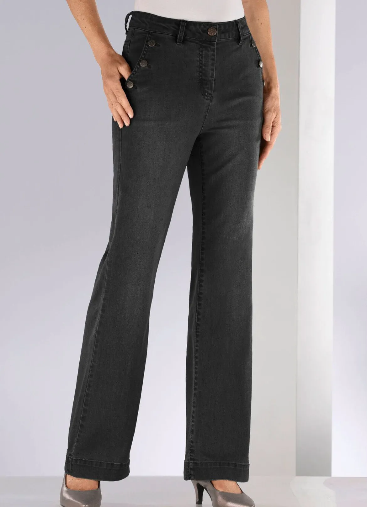 Jeans mit trendigen Zierknöpfen