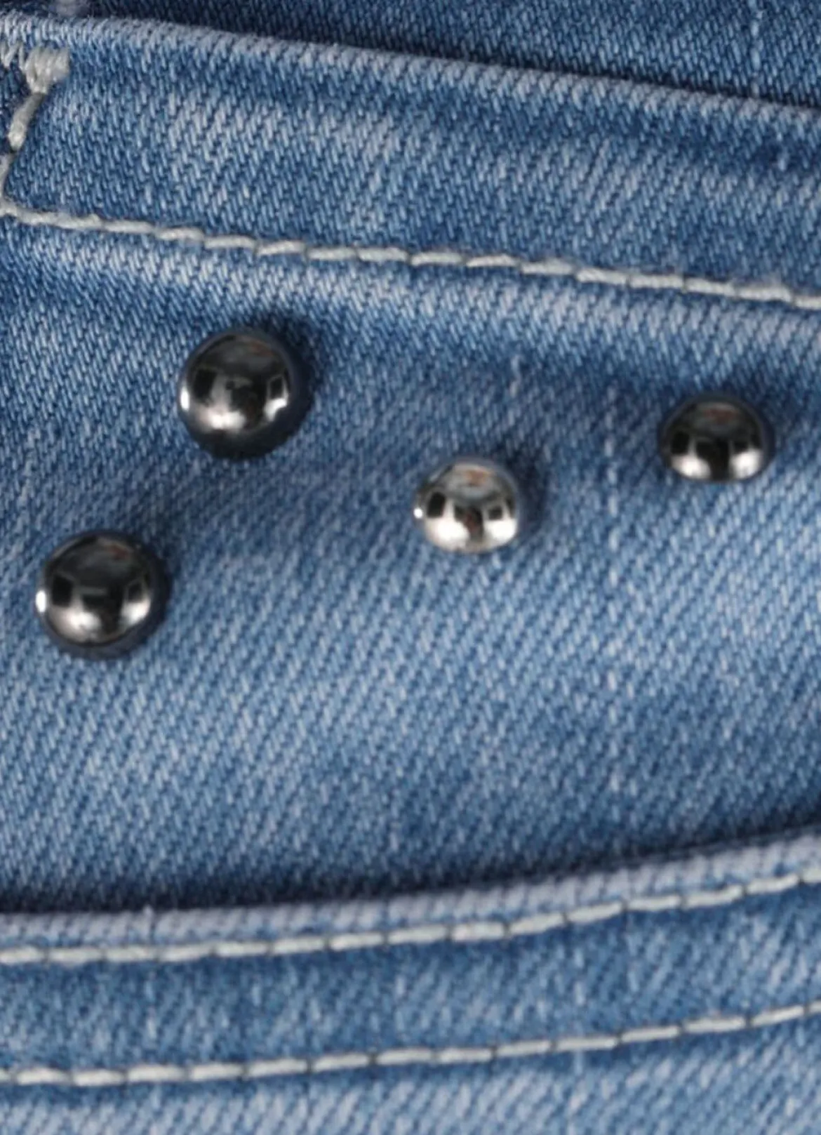 Jeans mit trendigen Ziernieten