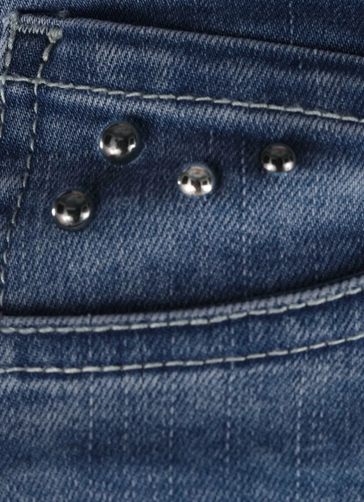 Jeans mit trendigen Ziernieten