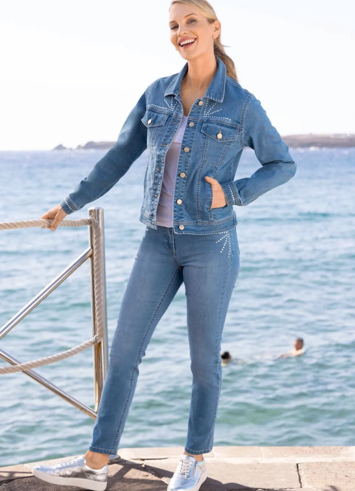 Jeansjacke mit extravaganter Strasszier