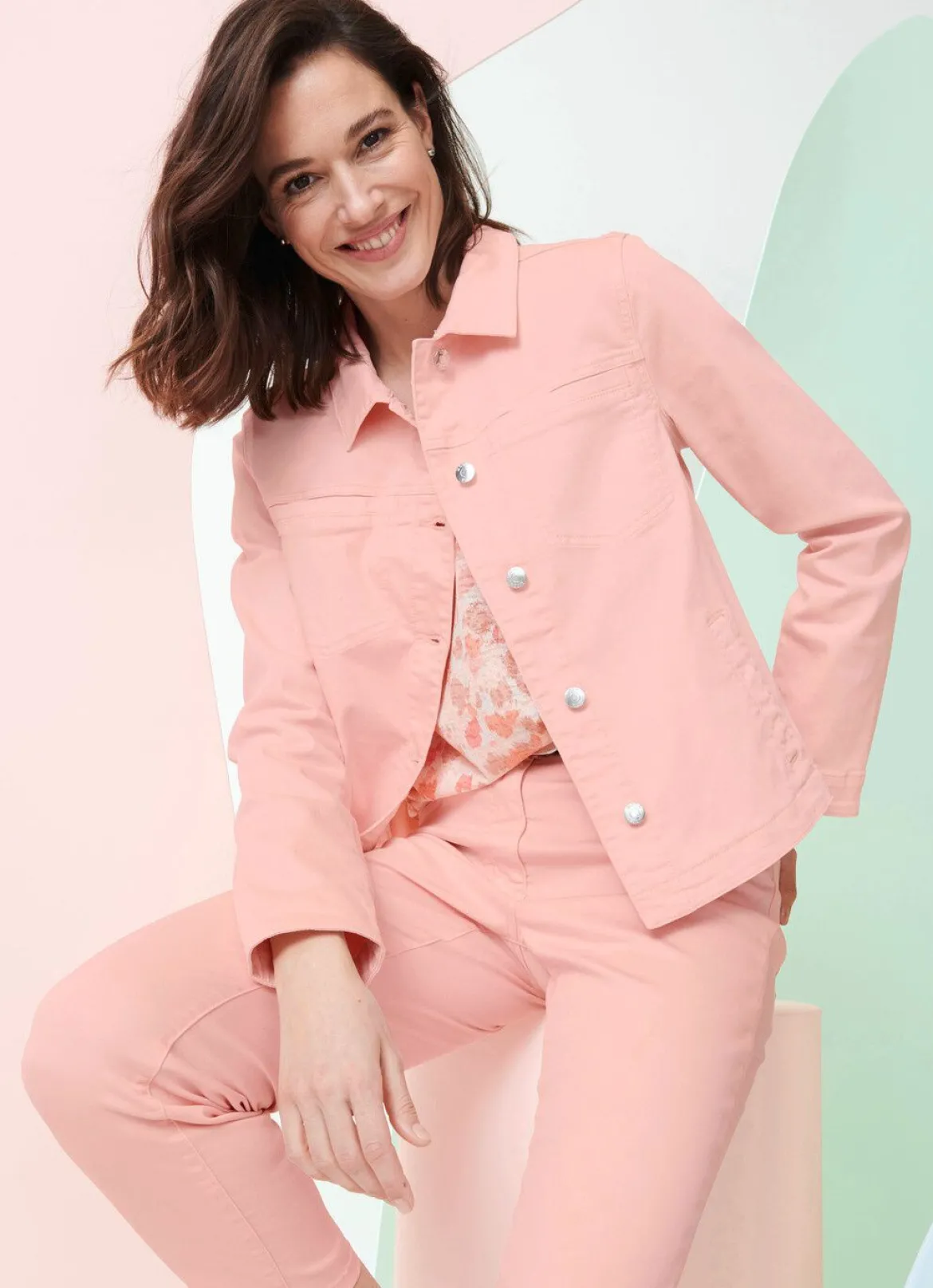 Jeansjacke mit stiltypischen Nähten