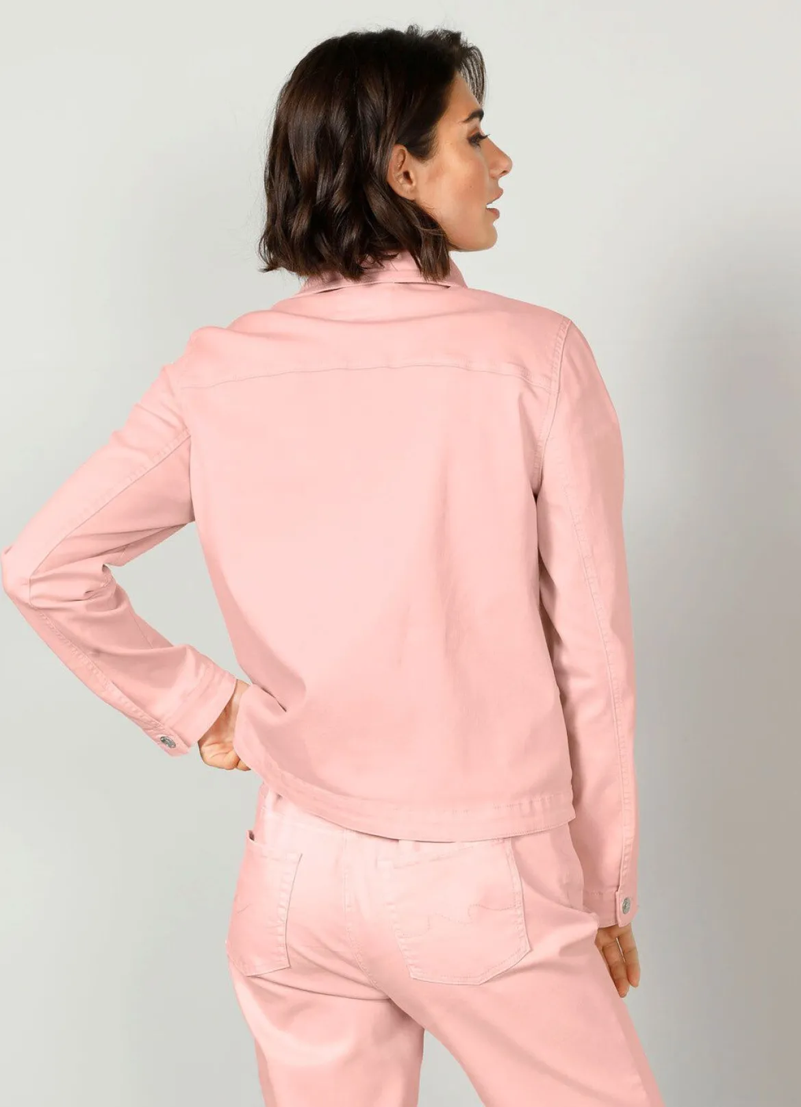 Jeansjacke mit stiltypischen Nähten