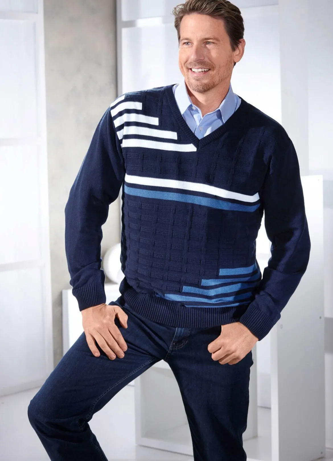 Klassischer Pullover mit V-Ausschnitt in 3 Farben