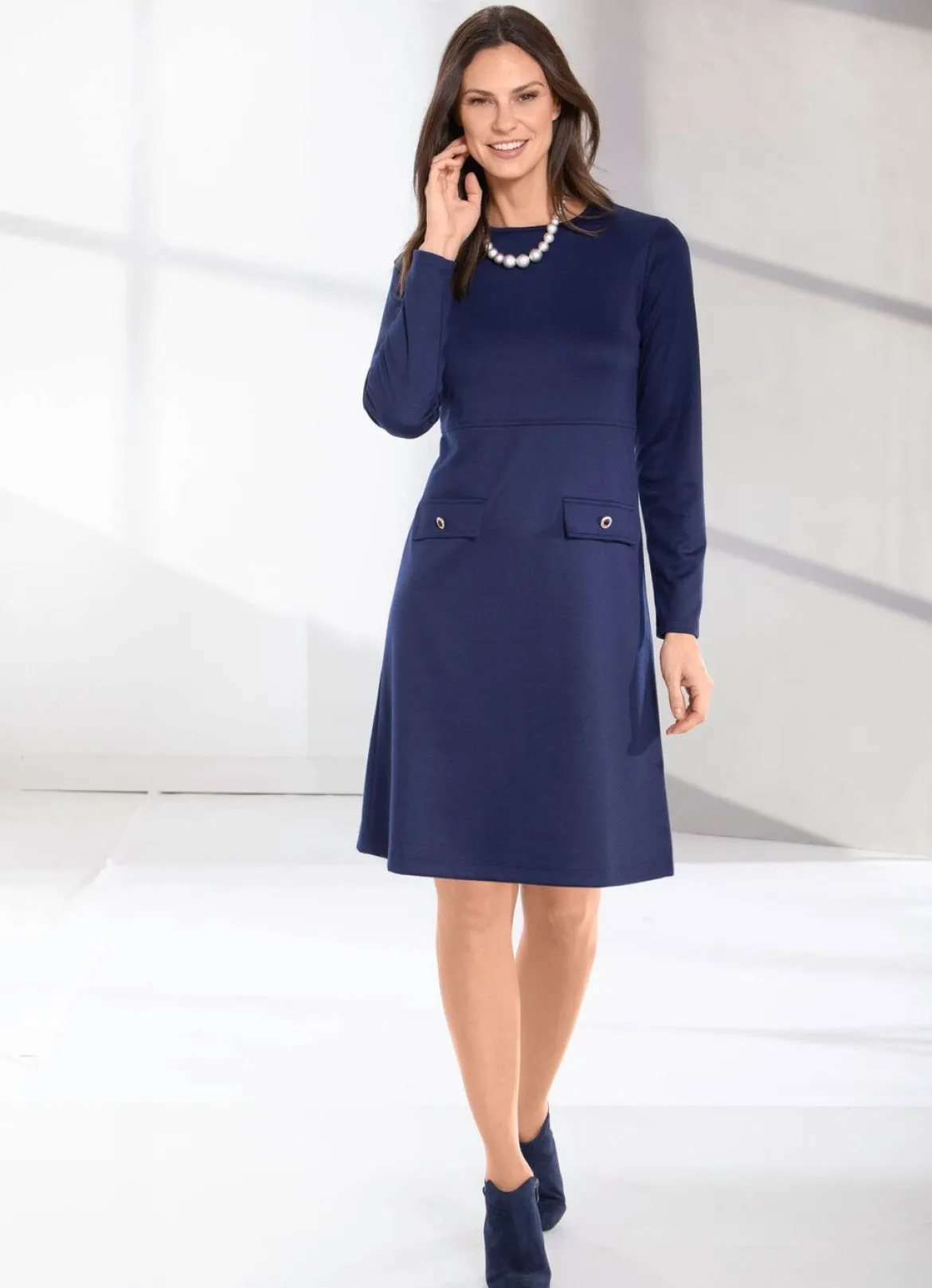 Kleid mit glänzendem Schmuckknopf