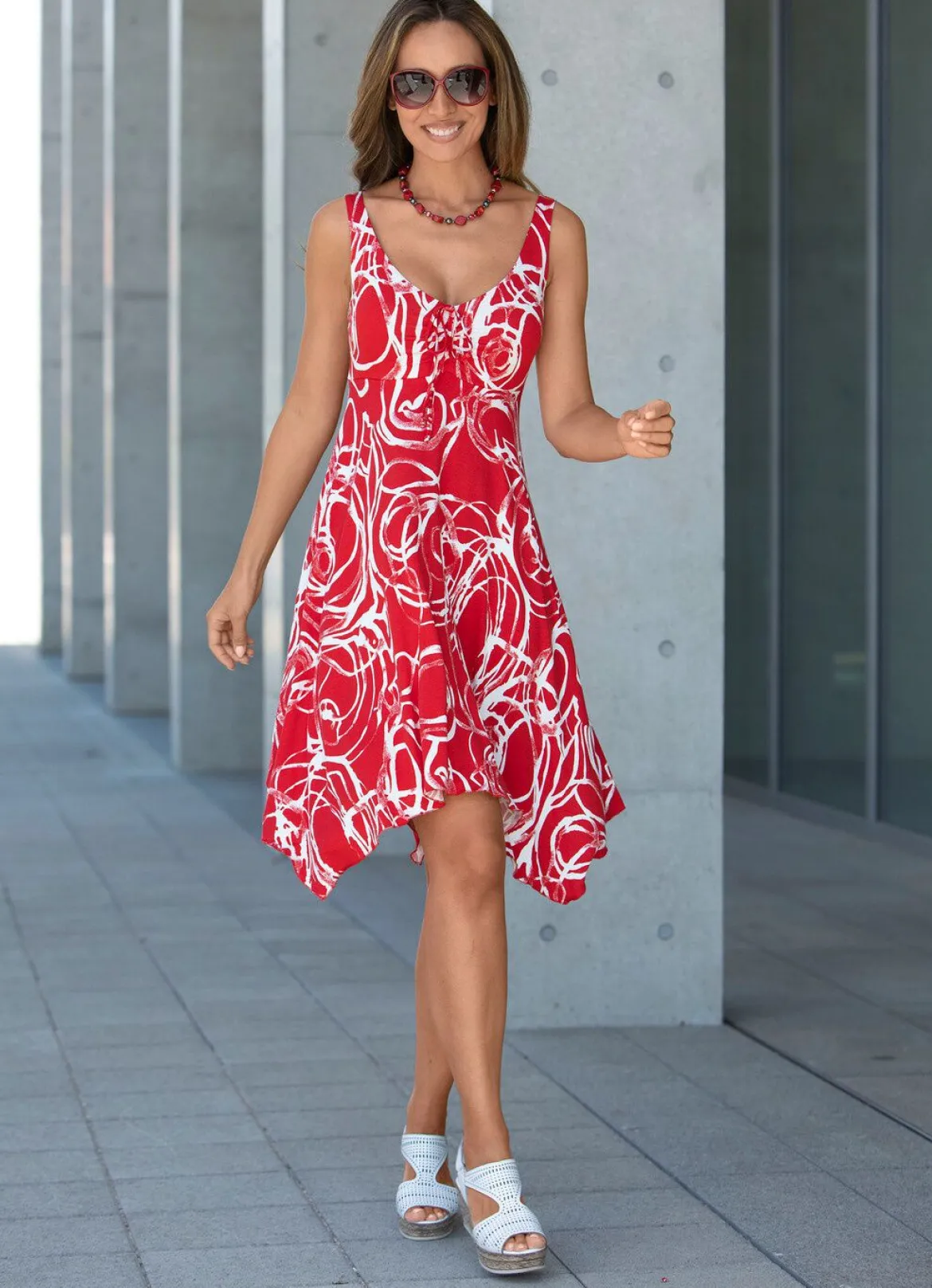 Kleid mit Zierbändchen