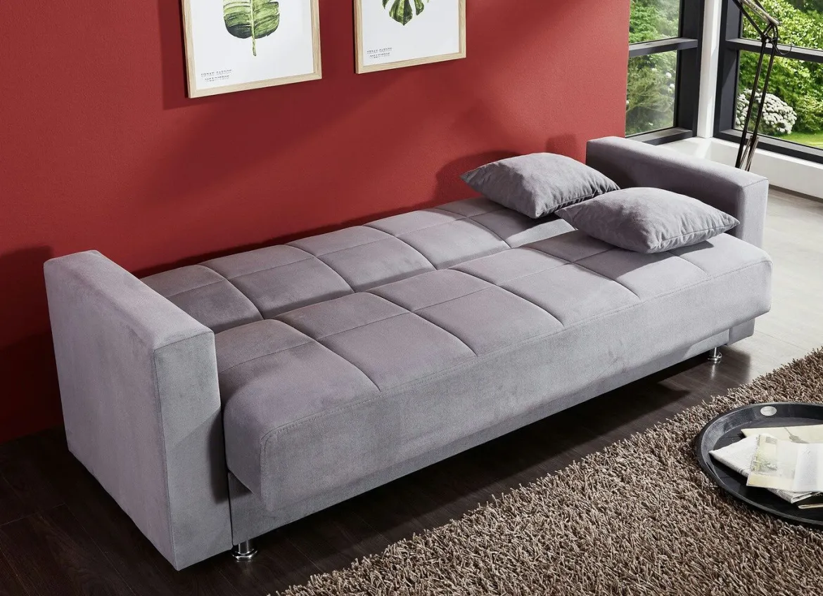 Klick-Klack-Sofa mit Dekokissen