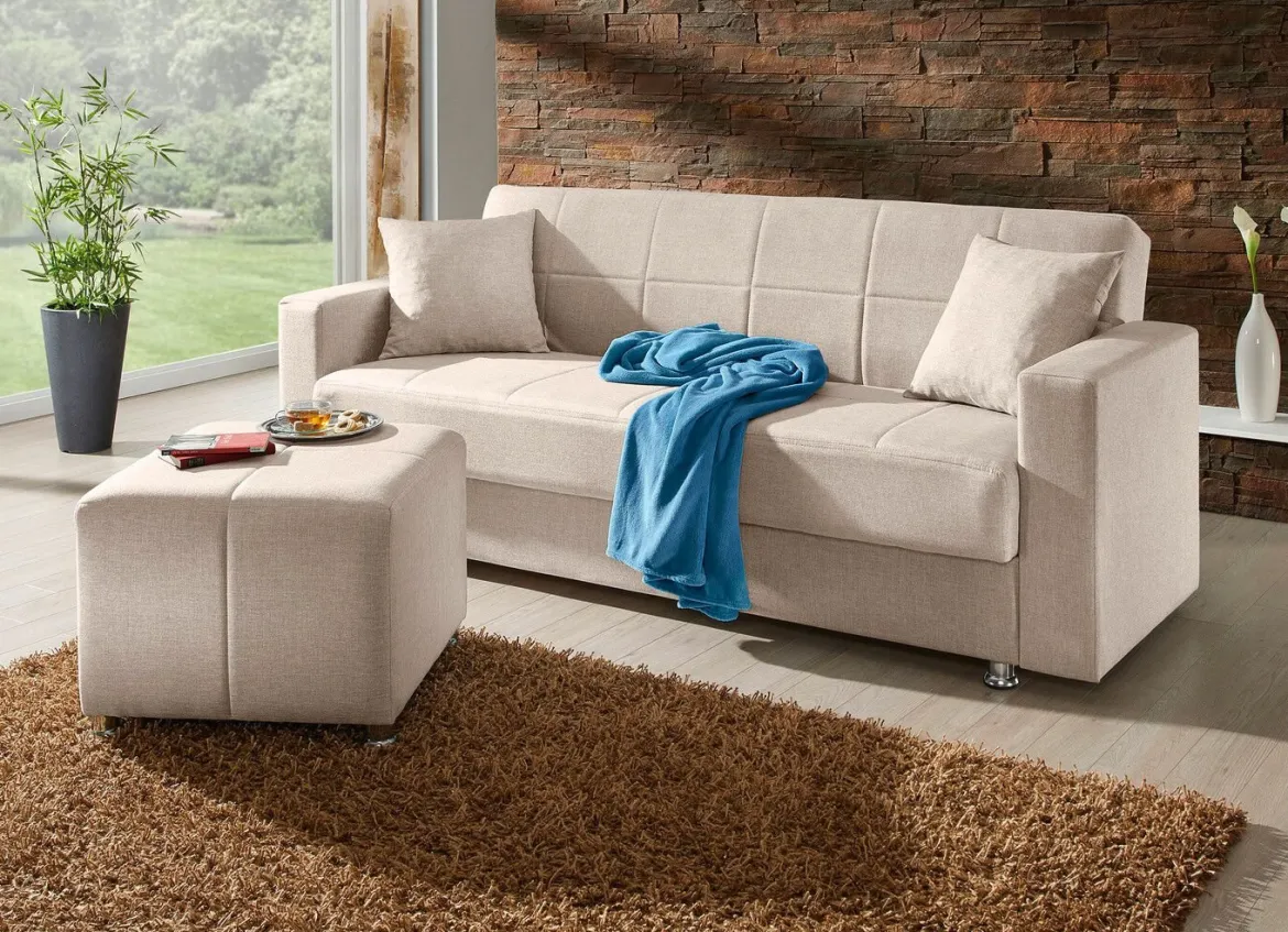 Klick-Klack-Sofa mit Hocker und Dekokissen