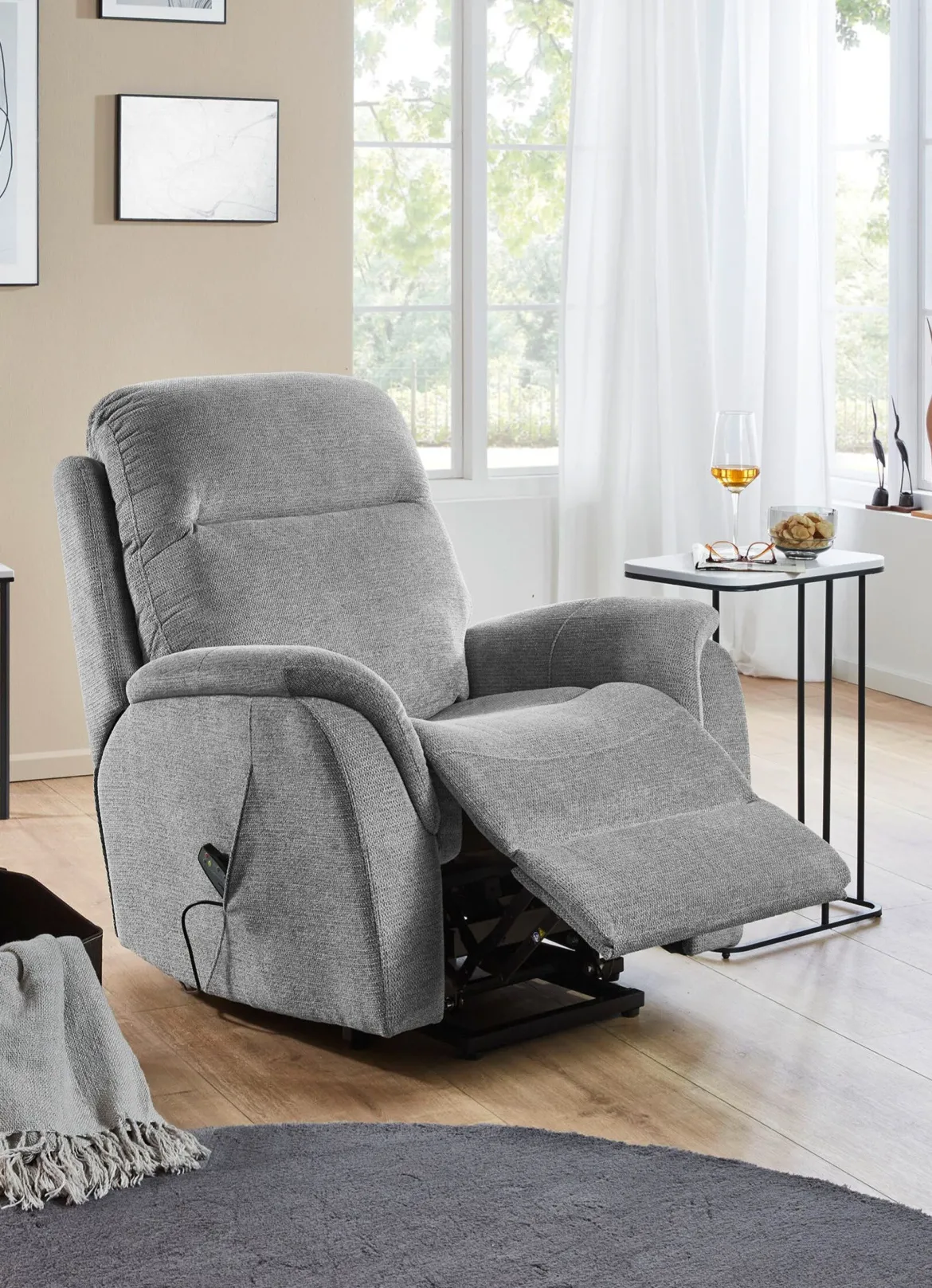 Komfortabler Massagesessel mit Aufstehhilfe