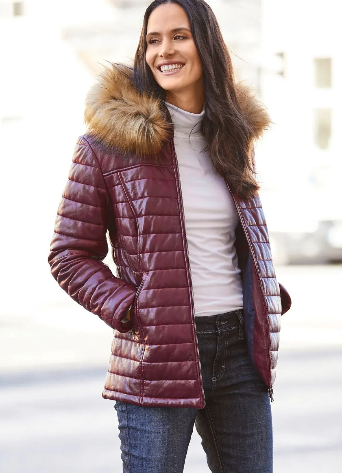 Lederjacke mit abtrennbarer Kapuze