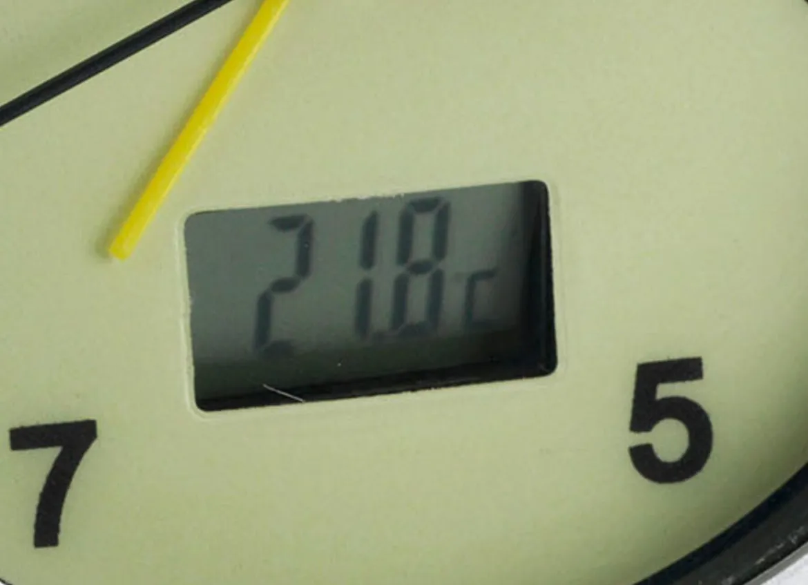 Leuchtender Wecker mit digitaler Raumtemperaturanzeige
