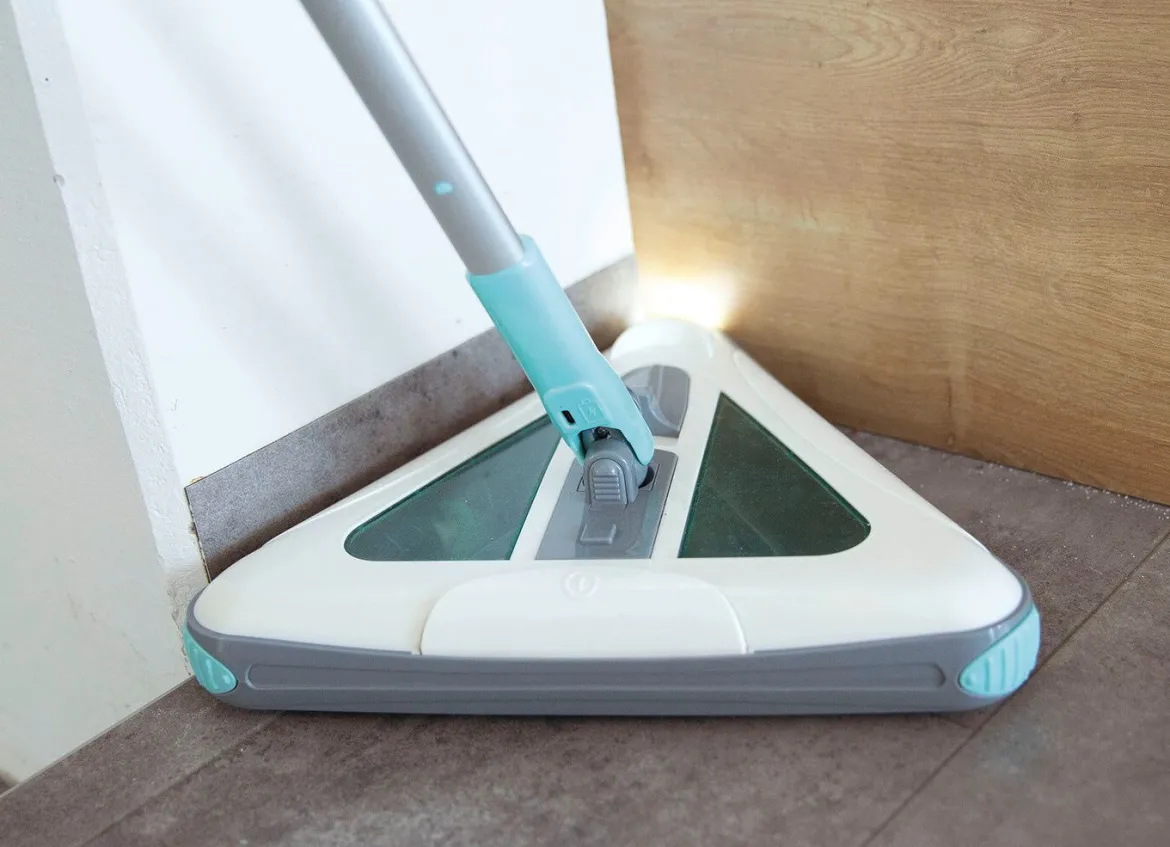 Livington Deeper Sweeper-Akkubesen in Dreiecksform