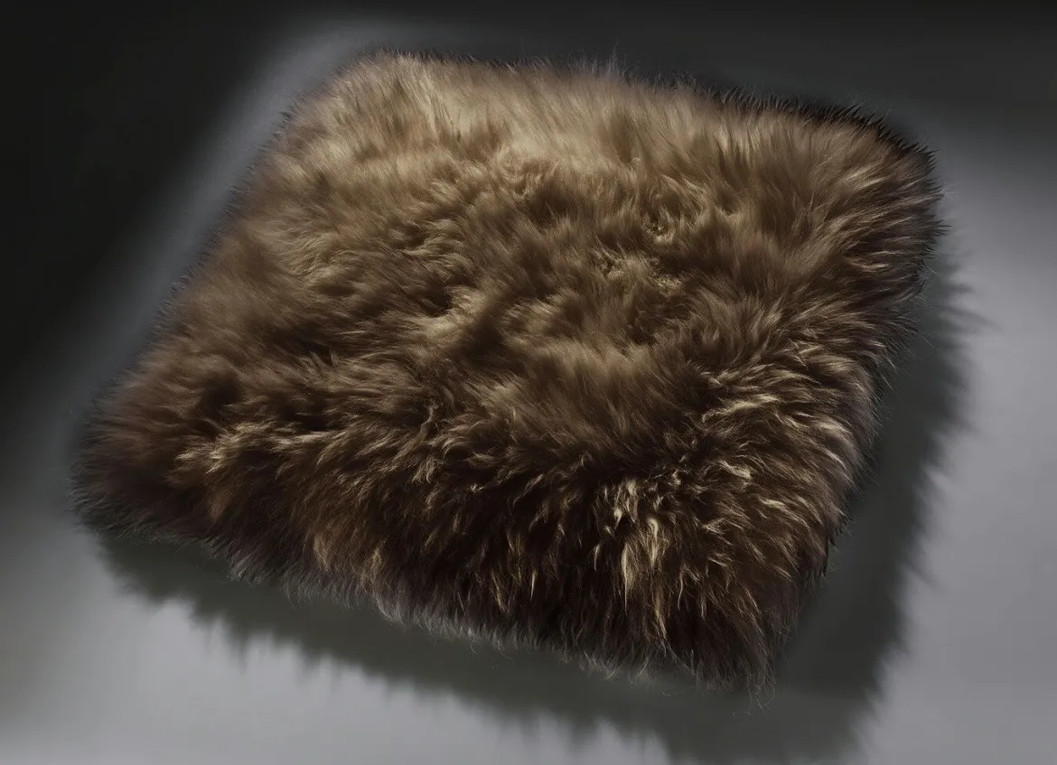 Merino-Lammfell-Sitzauflage in Tierform