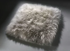 Merino-Lammfell-Sitzauflage in Tierform