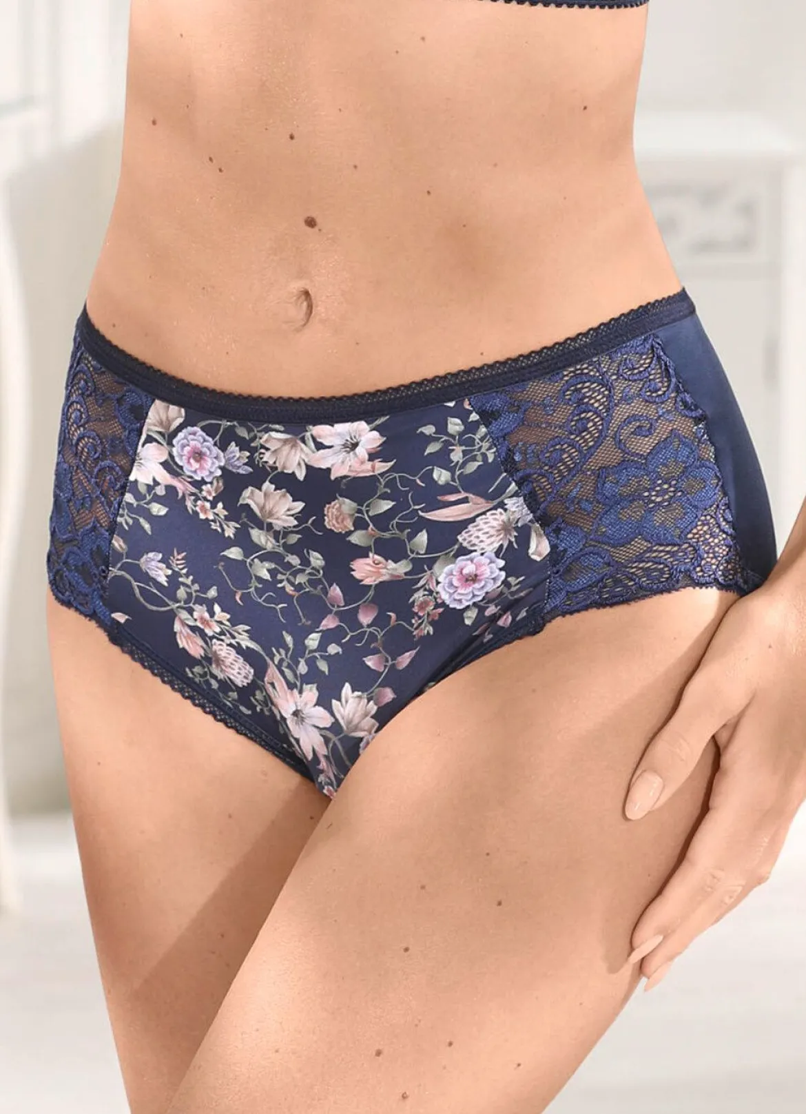 Miss Mary Slip mit farbharmonischem Floraldessin