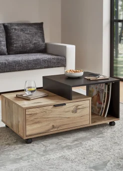 Moderner Couchtisch auf Rollen