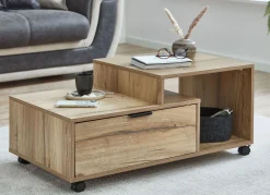 Moderner Couchtisch auf Rollen