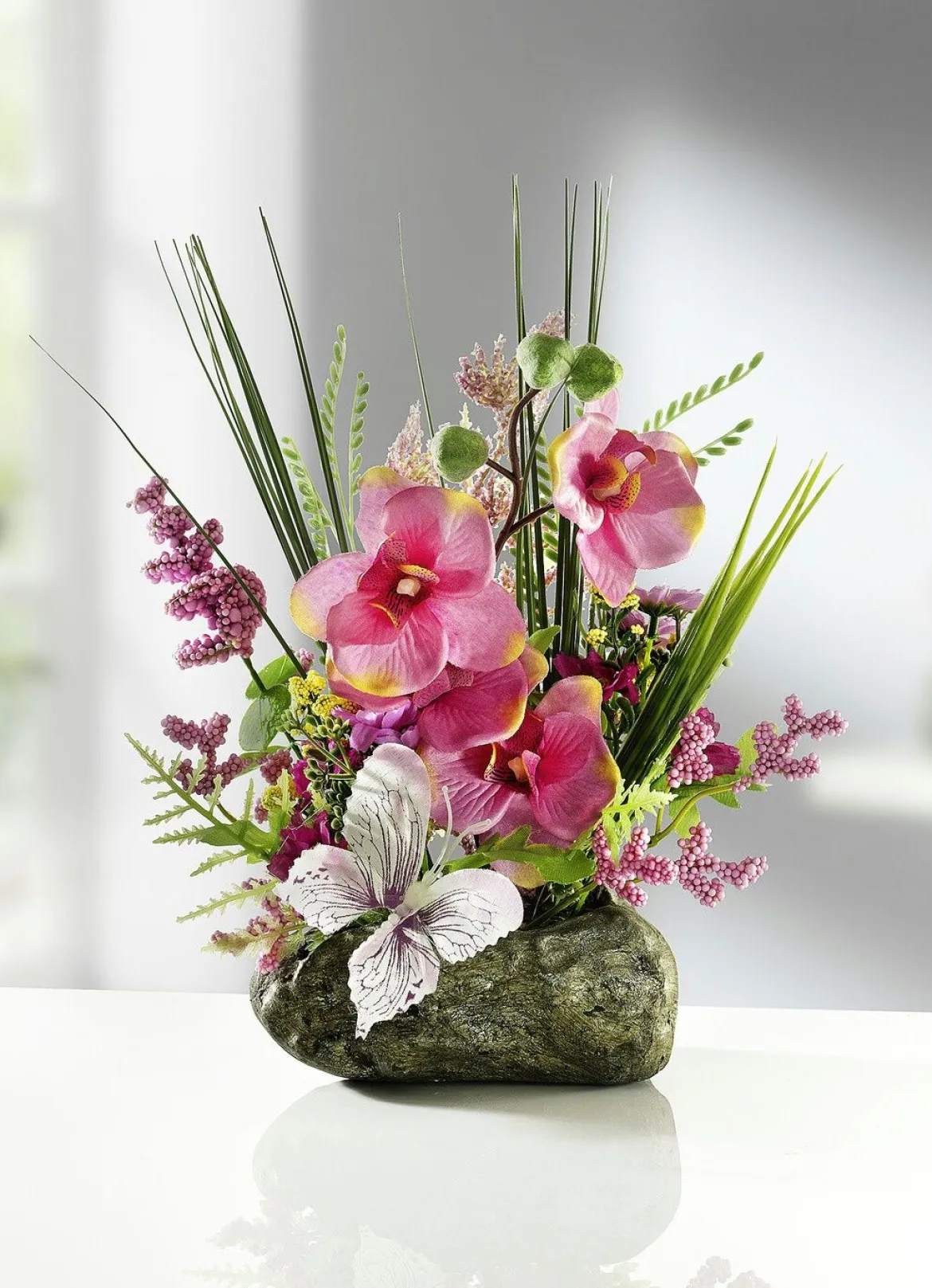 Orchideen-Gesteck auf Stein