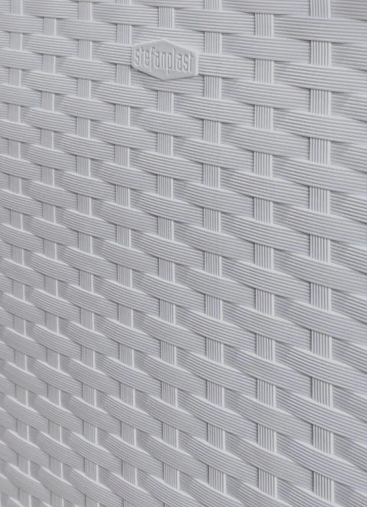 Pflanzkasten in moderner Rattan-Optik