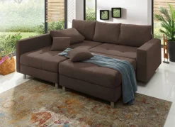 Polstermöbel mit Hocker und Kissen
