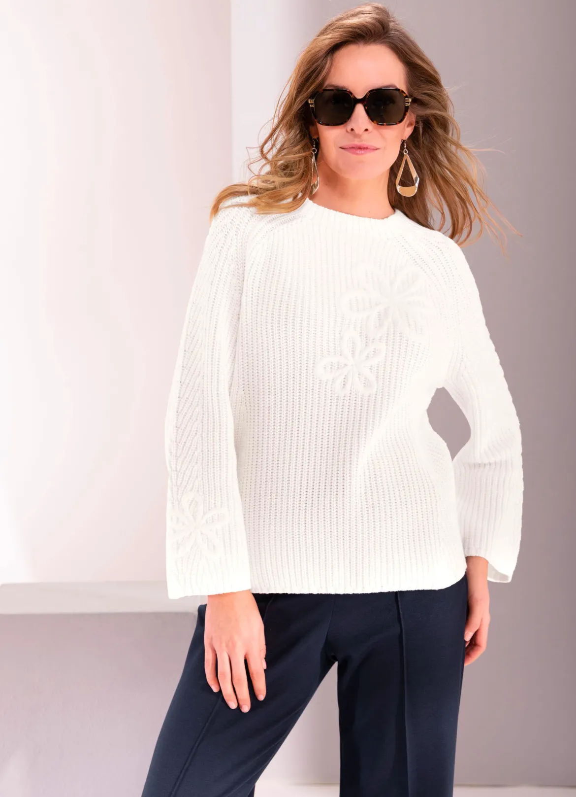 Pullover mit Blütenstickerei