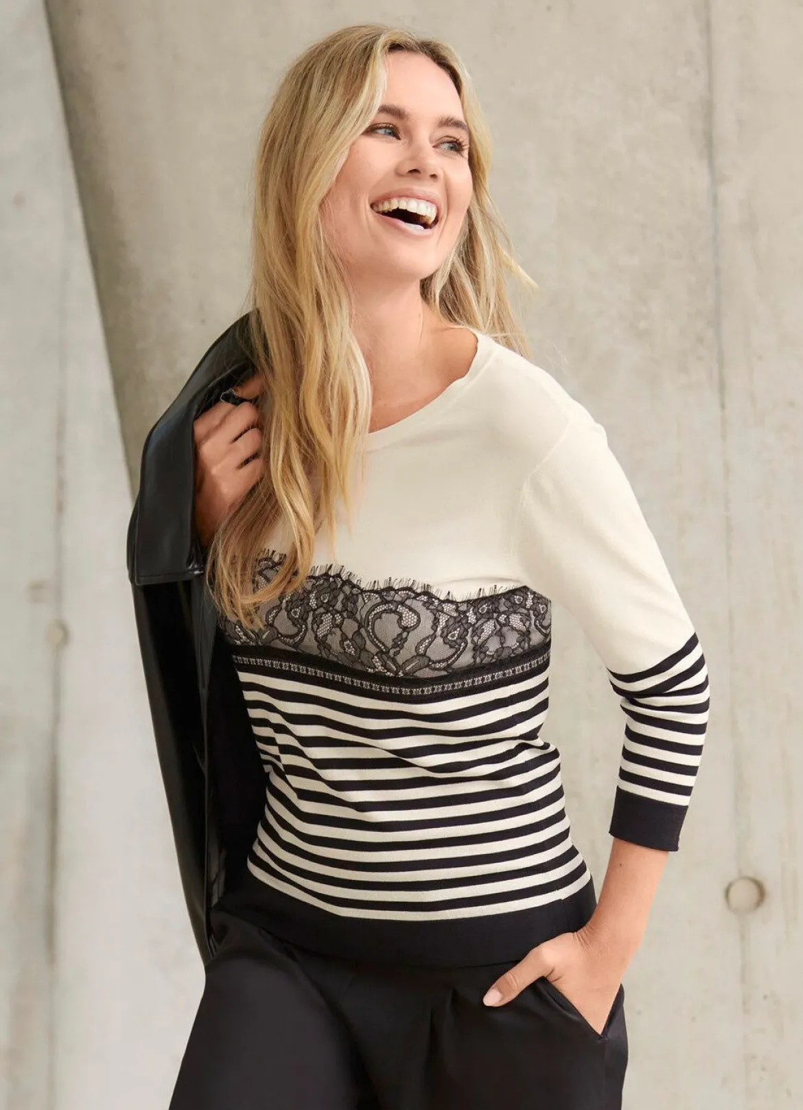 Pullover mit Spitzenbesatz