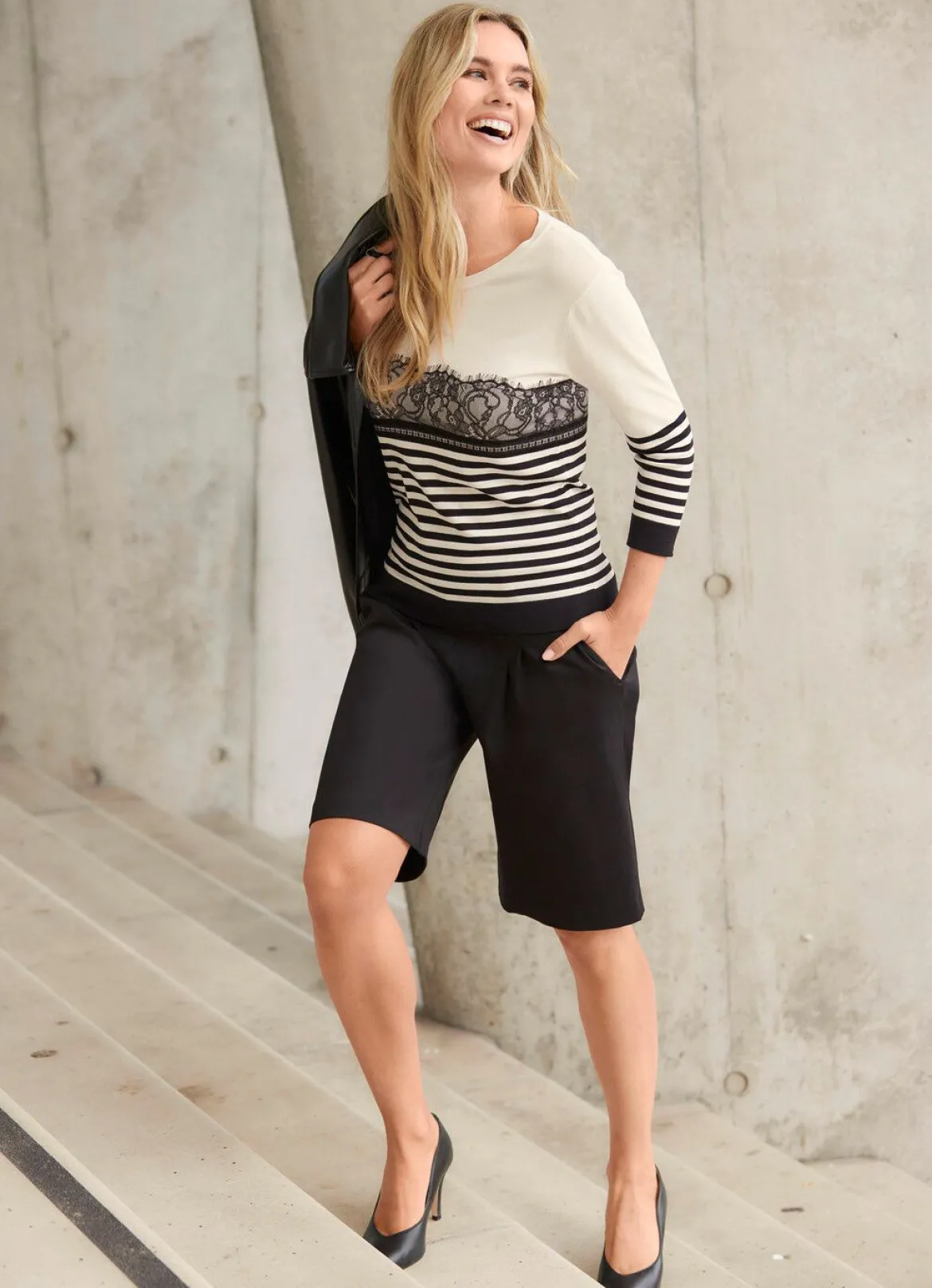 Pullover mit Spitzenbesatz