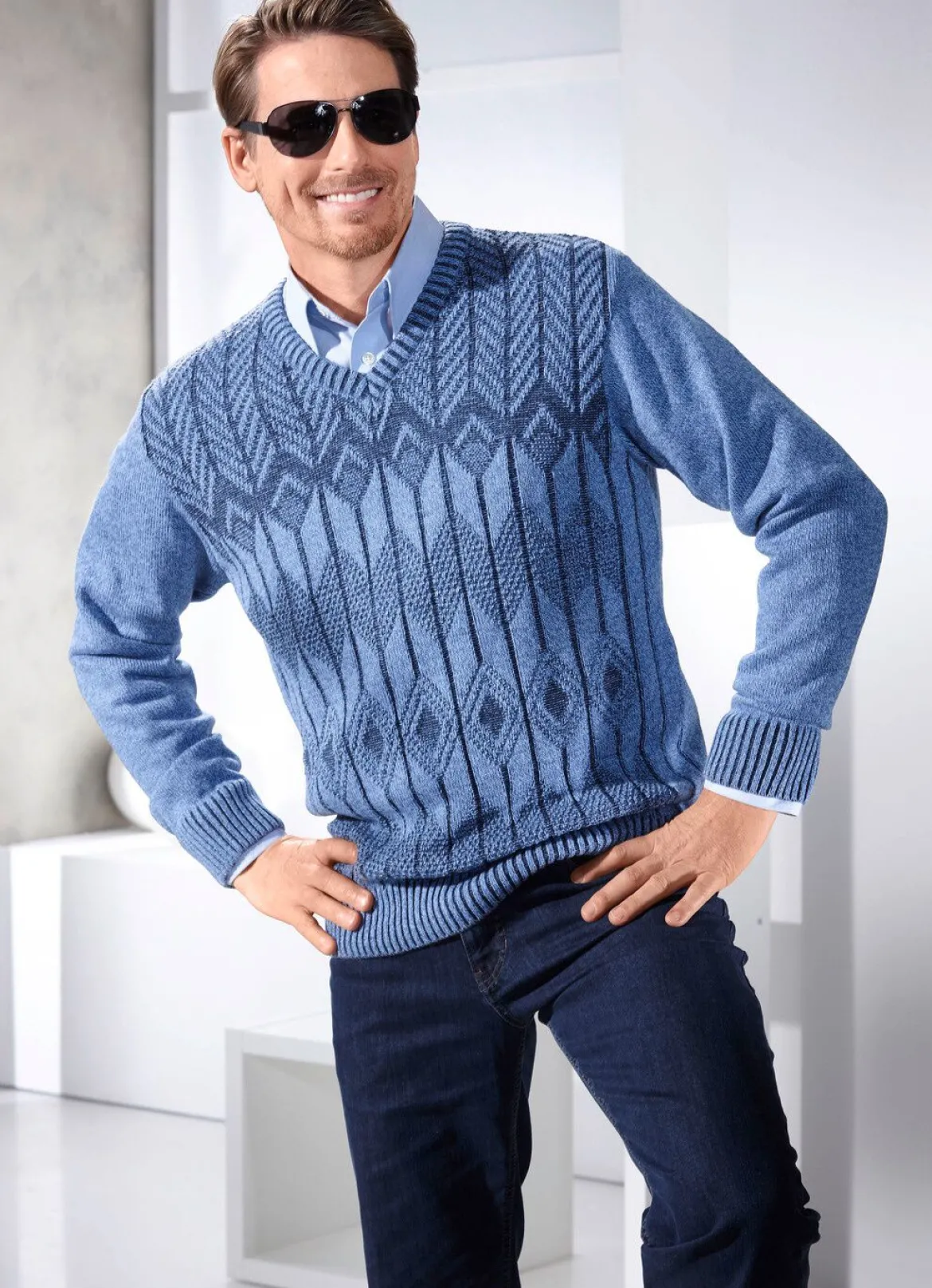 Pullover mit V-Ausschnitt in 2 Farben