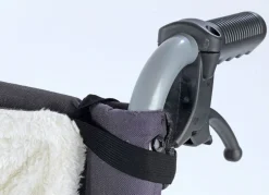 Rollstuhl-Wärmesack hält trocken und warm bei Schmuddelwetter