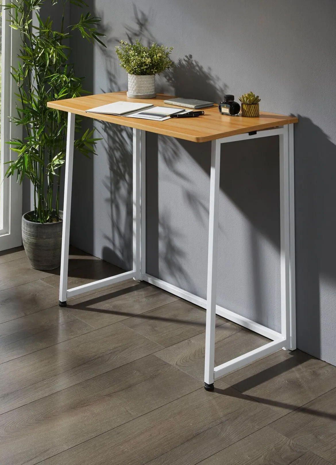 Schreibtisch mit Gestell aus Metall