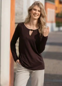 Shirt mit Zierring am Halsausschnitt in 2 Farben