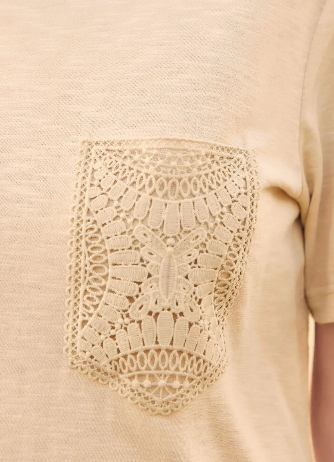 Shirt mit Häkelspitze