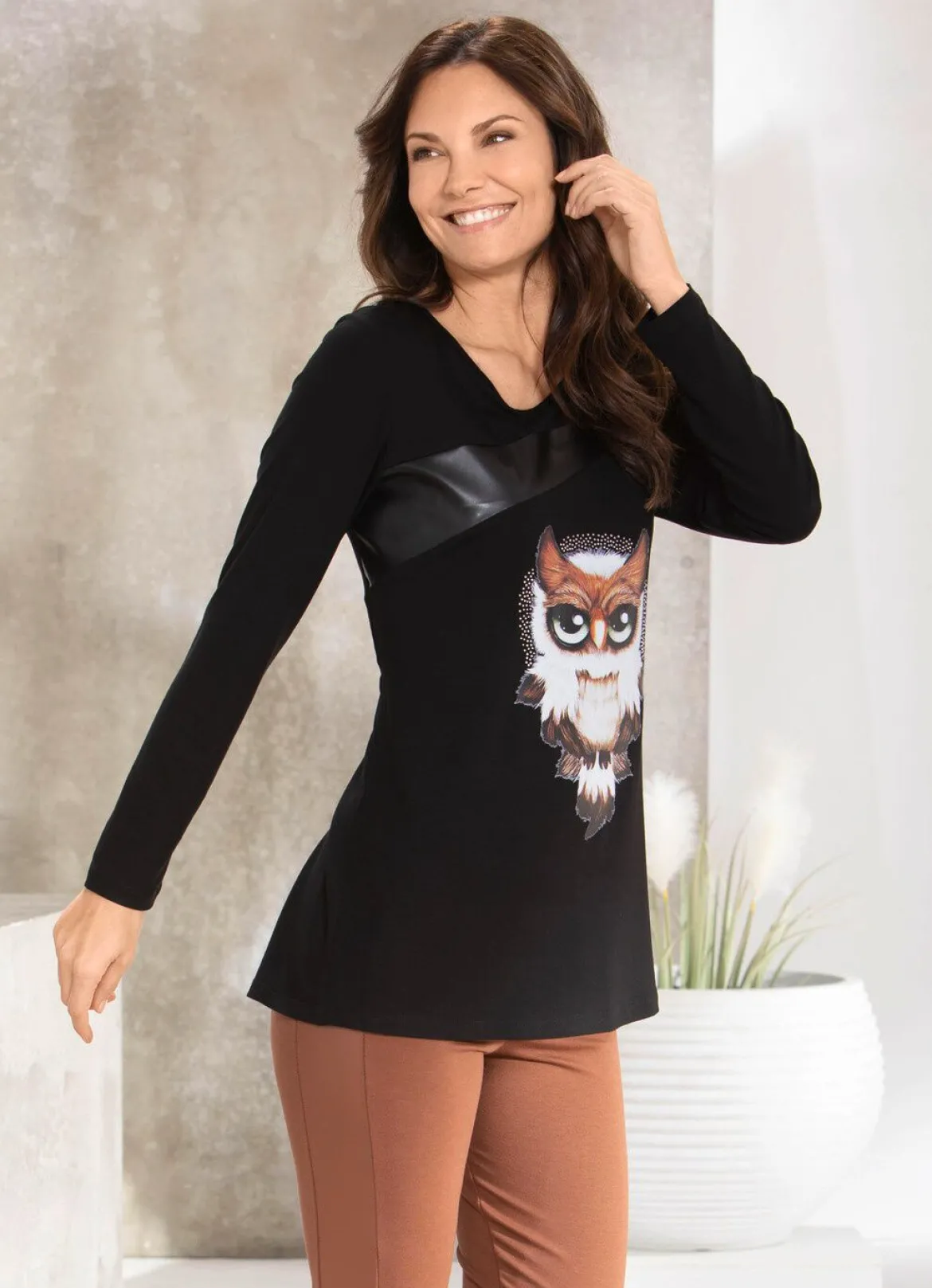 Shirt mit schwarzem Nappaleder-Imitat-Einsatz in 2 Farben