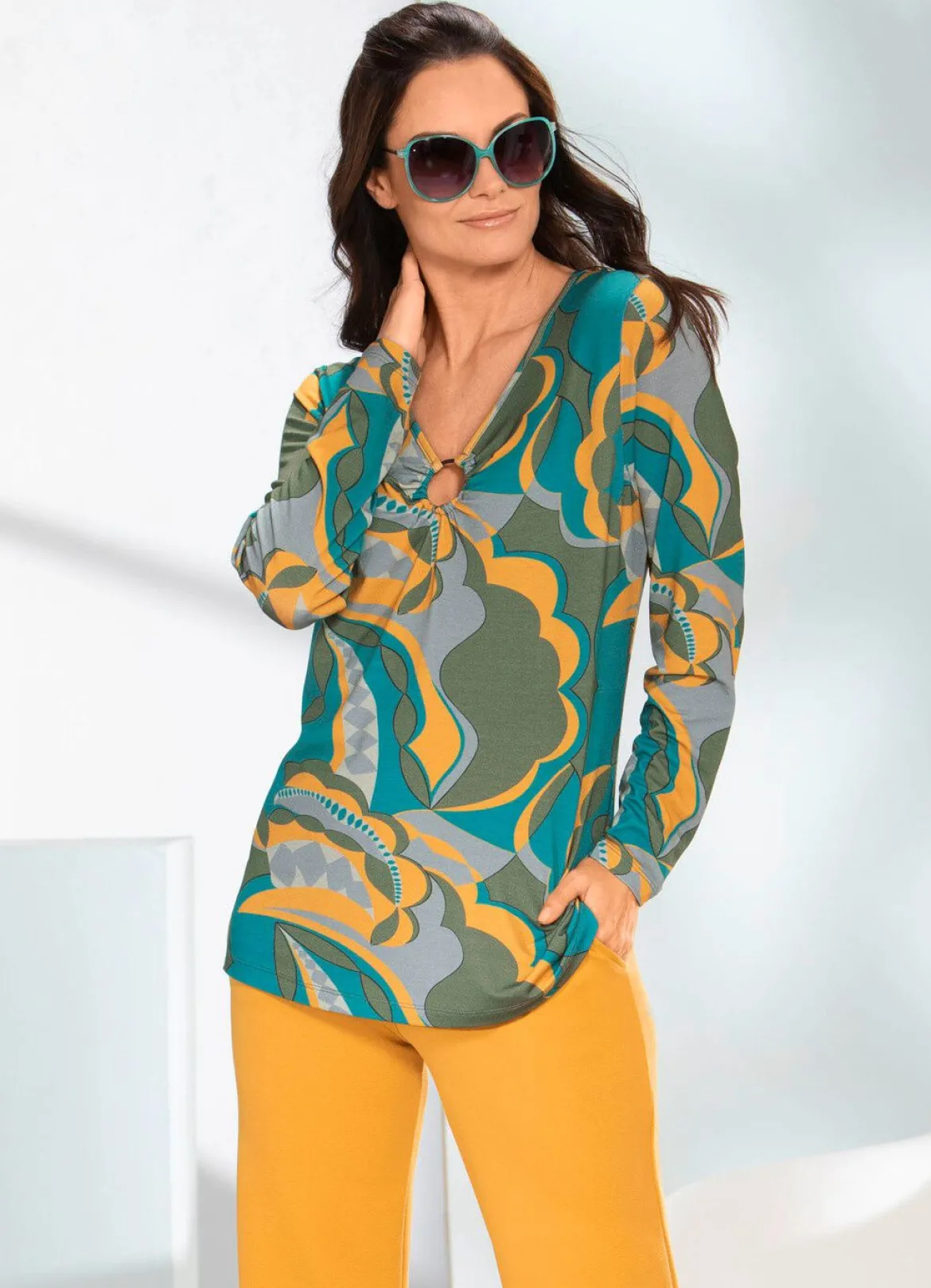 Shirt mit V-Ausschnitt mit Zierring