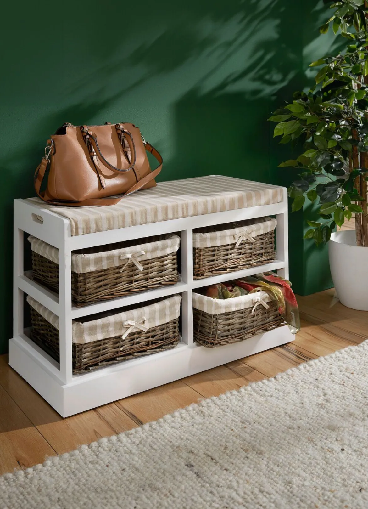 Sitzbank aus massivem Holz mit Weidenkörben