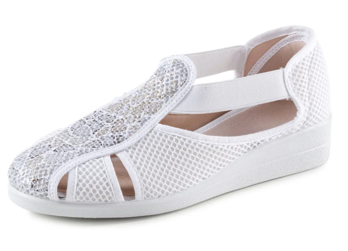 Slipper mit luftigen Durchbrüchen