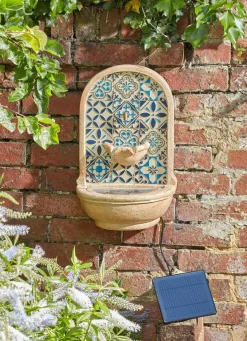 Solar-Wandbrunnen mit mediterranem Flair