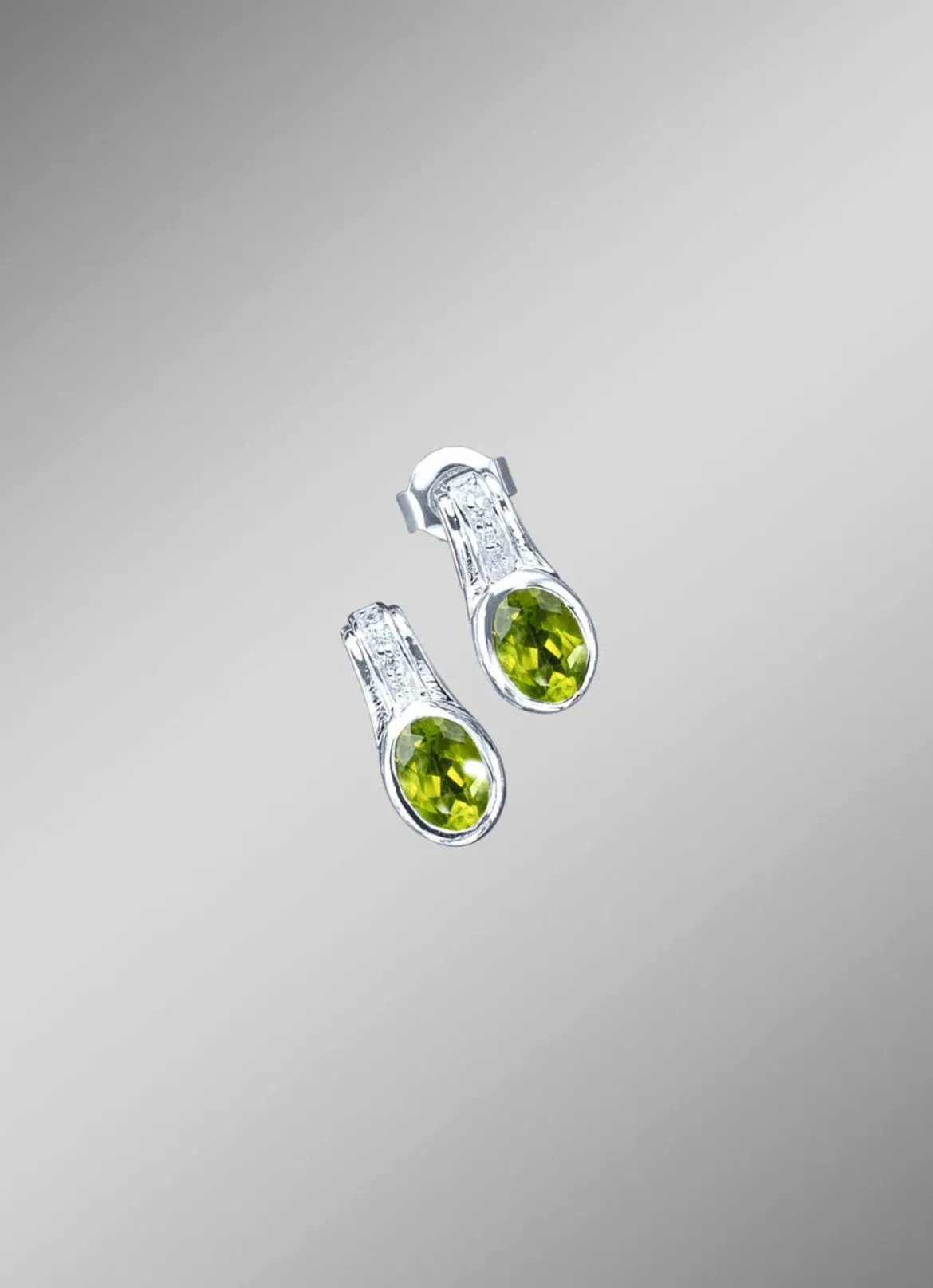 Strahlende Ohrstecker mit echt Peridot und synth. Zirkonia