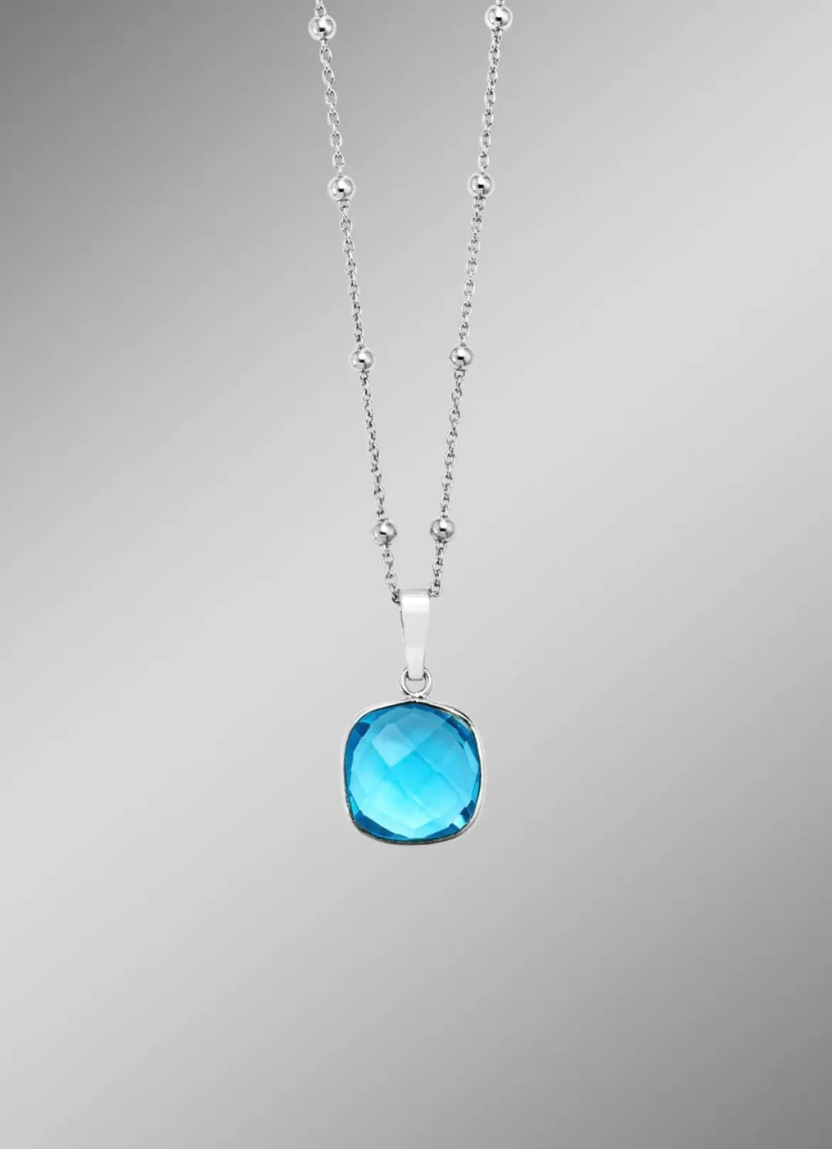 Strahlender Anhänger mit stilvoller Kette