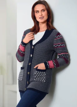 Strickjacke im Mustermix