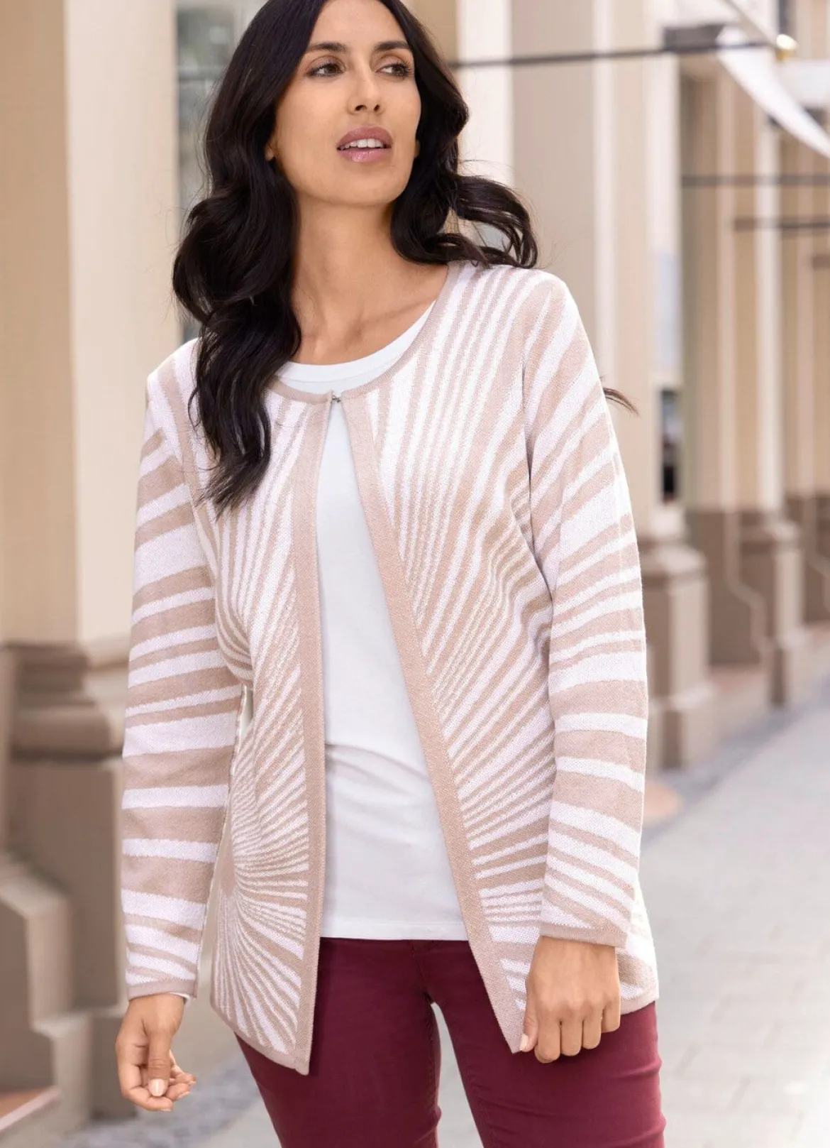 Strickjacke in Sonnenstrahlen-Dessin