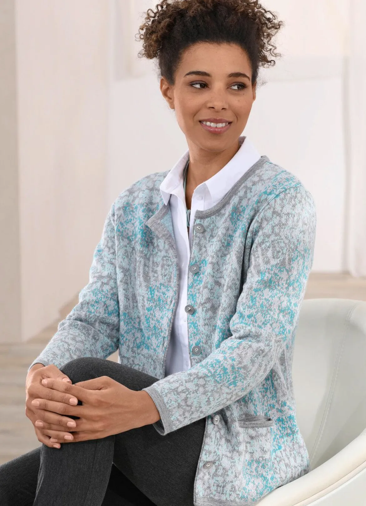 Strickjacke mit dekorativen Knöpfen