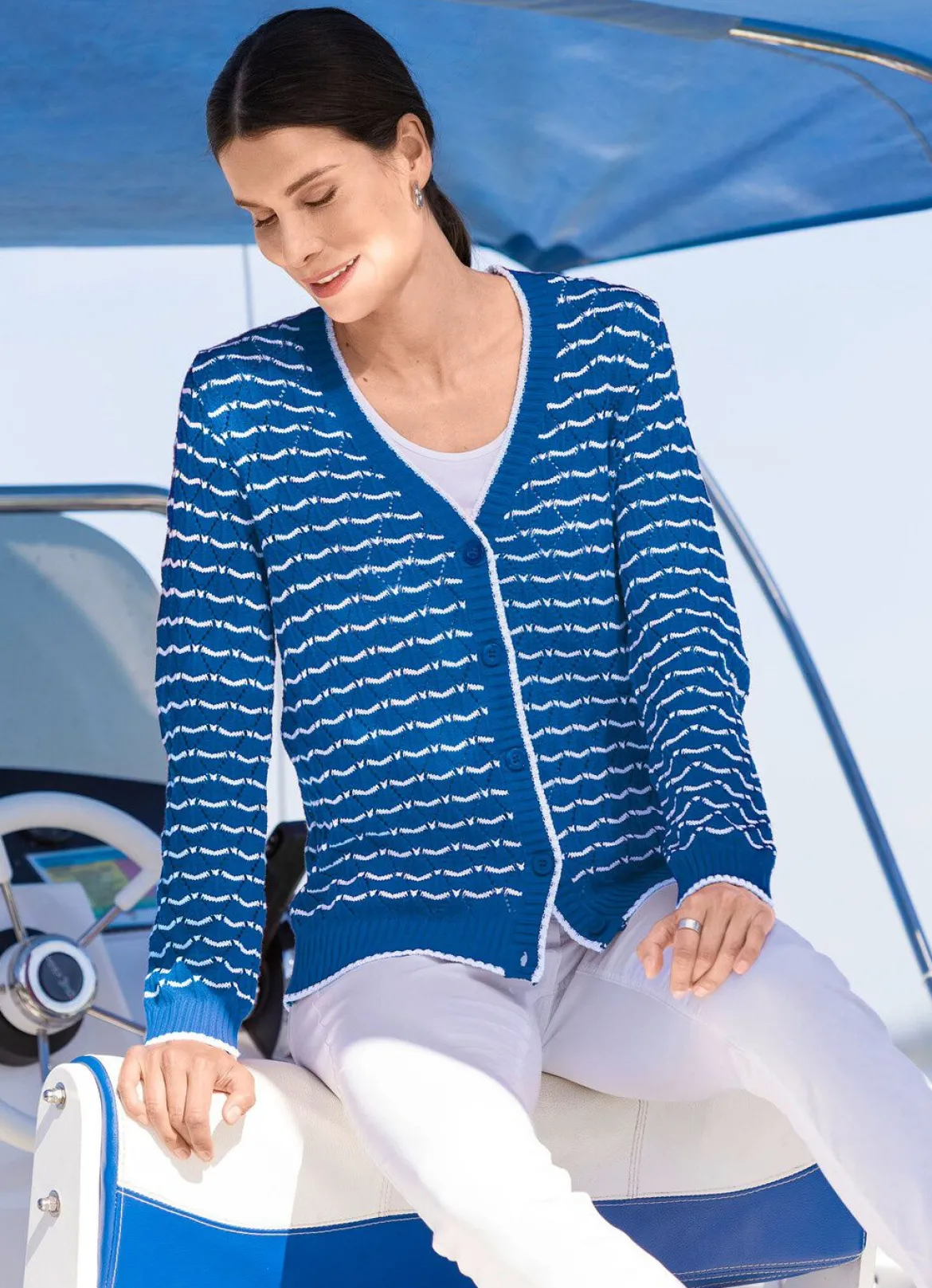 Strickjacke mit feinen Ringeln und Ajourrauten