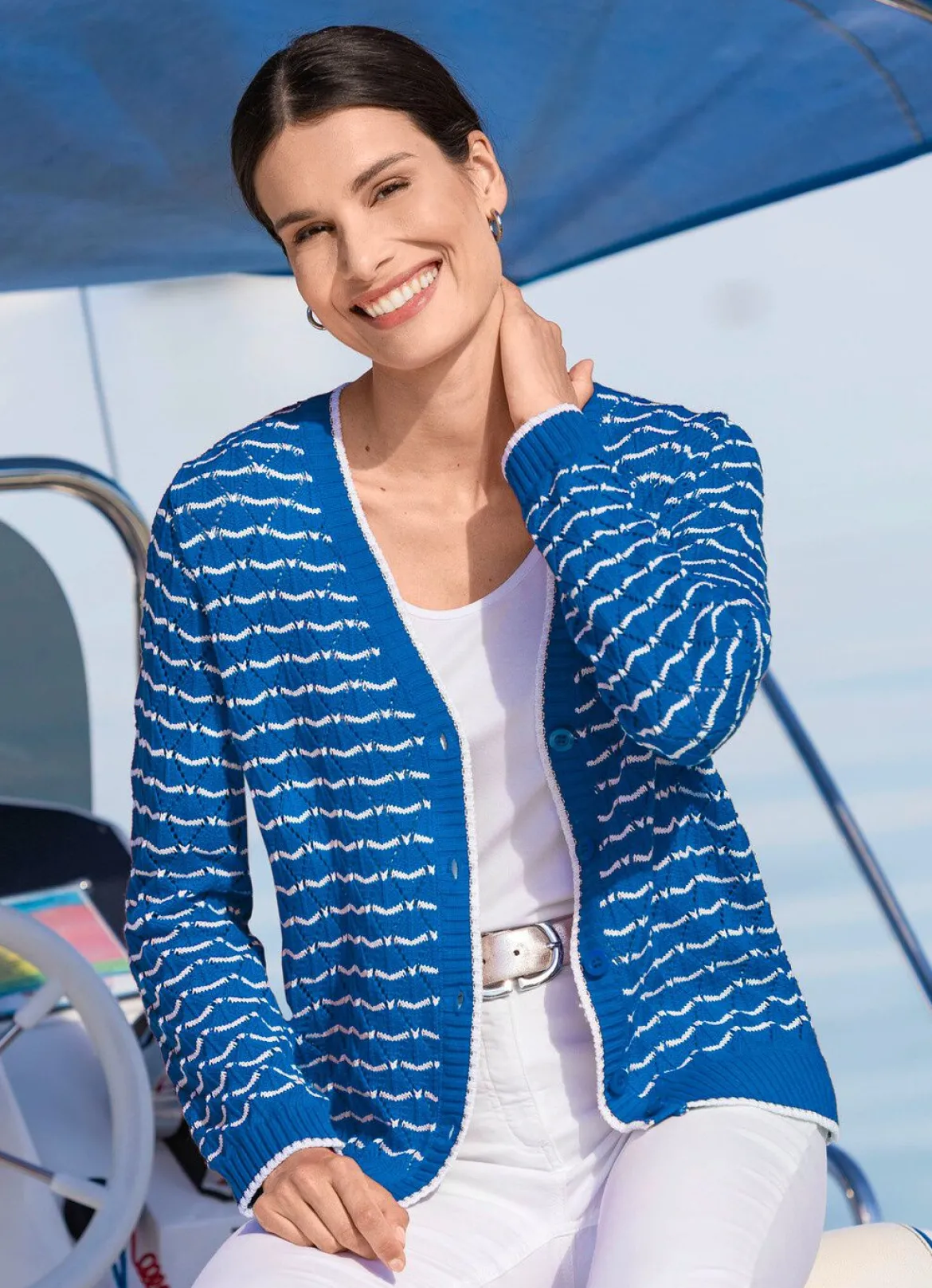 Strickjacke mit feinen Ringeln und Ajourrauten