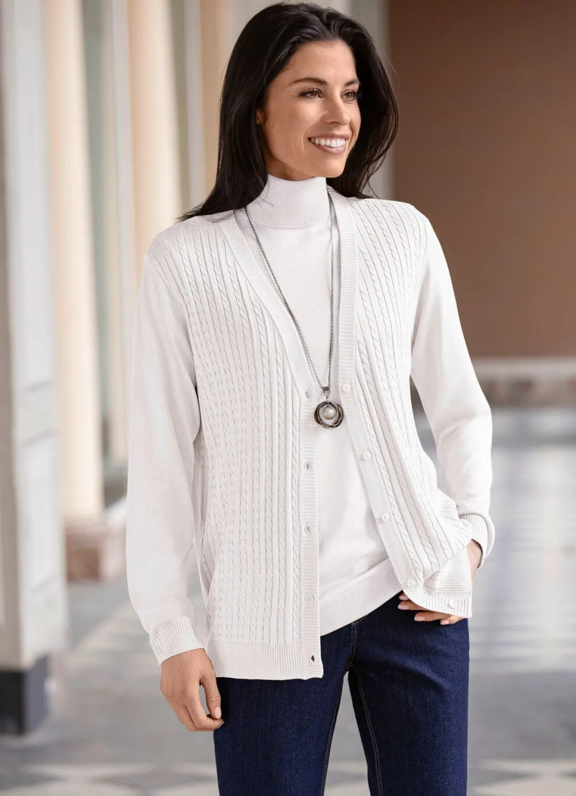 Strickjacke mit Zöpfchenstruktur