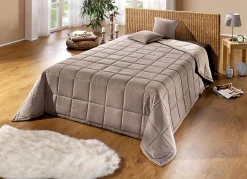 Tagesdecke mit Karo-Steppung und Bandeinfassung