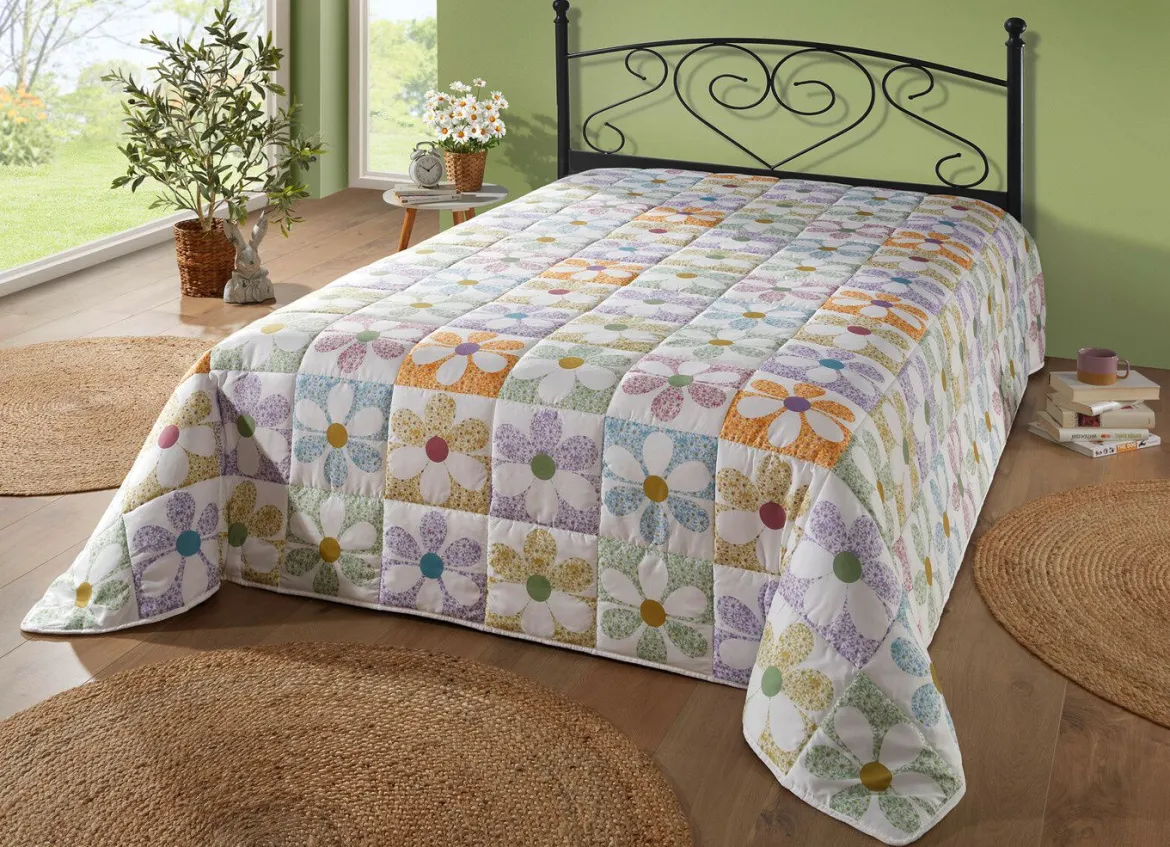 Tagesdecke und Kissenbezüge im Patchwork-Stil